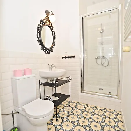 White Marina Apartment *